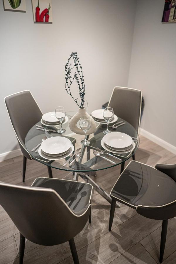 Studios With Ensuite Showers & Share Kitchens Prime Location Near Hospital, Town Center Apt 3 St Helens  ภายนอก รูปภาพ